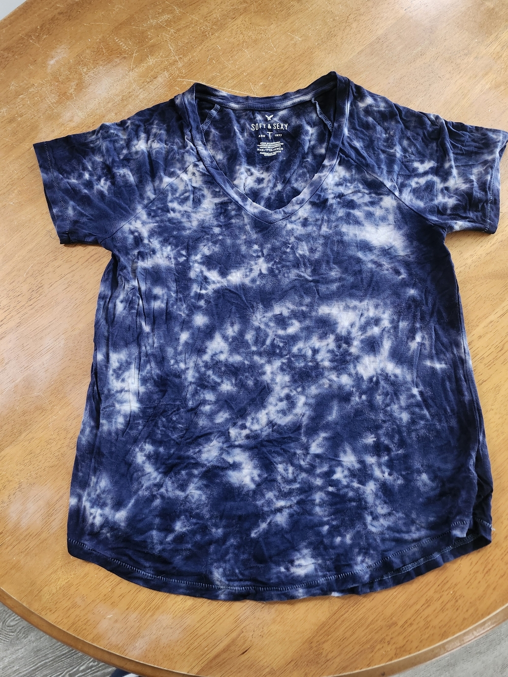 Bundle 3/$20 Z American Eagle Outfitters Navy and White Tie-Dye V-Neck Tee